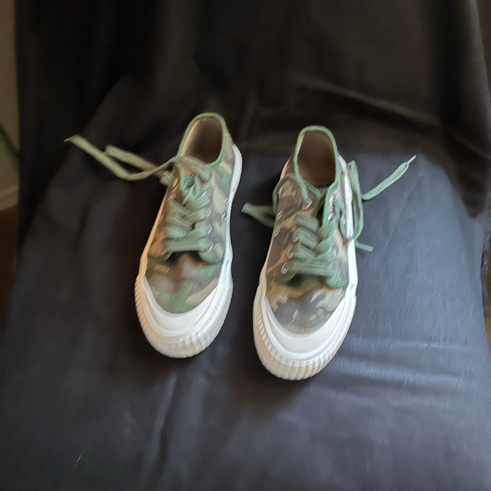 Stylish Green Camouflage Loafers